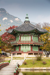 Fototapeta premium Gyeongbokgung Palace in Autumn