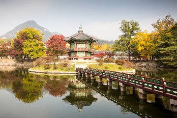 Fototapeta na wymiar Gyeongbokgung Palace in Autumn