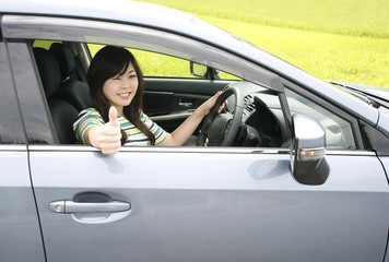 車と女性