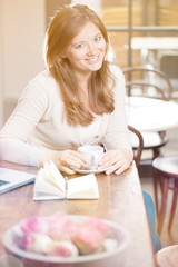 Freudige frau im cafe 