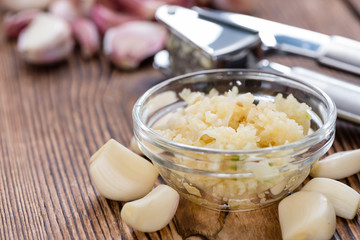 Garlic Press (with fresh Garlic)