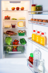 Geöffneter Kühlschrank gefüllt mit Lebensmitteln - 79158829