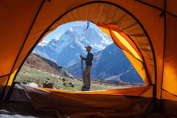 Store enrouleur Manaslu Randonneur sur le trek dans l& 39 Himalaya, région du Manaslu, Népal