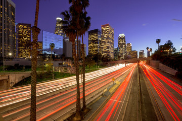 Naklejka premium Los Angeles downtown buildings and highway traffic at night