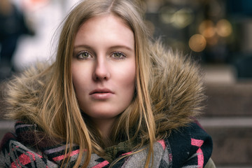 Blonde junge Frau in Winterbekleidung