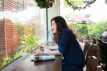 Young business asian woman Having a Coffee Break and reading mag