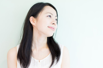 考える女性