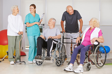 Fototapeta na wymiar Krankengymnastik mit Senioren im Pflegeheim