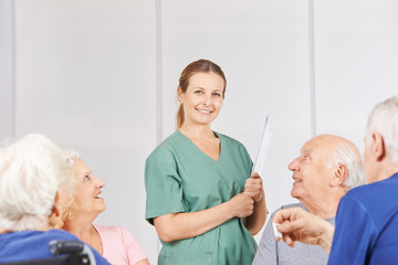 Krankenpfleger zwischen Senioren im Pflegeheim