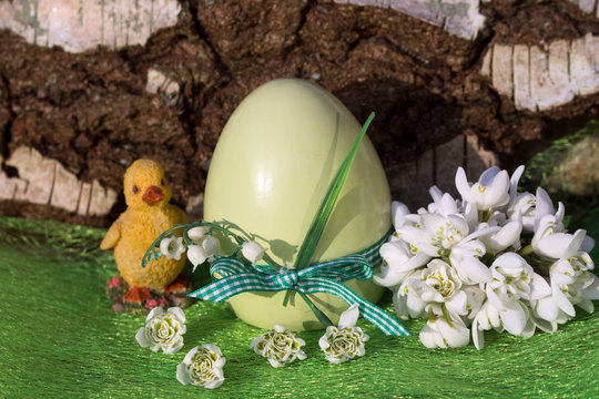 Osterei mit K&uuml;ken und Schneegl&ouml;ckchen