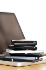 Nahaufnahme von Handys und Laptop