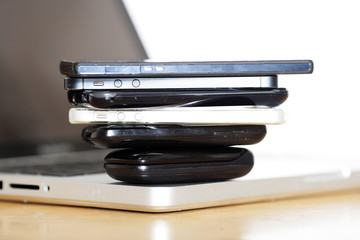 Handys und Laptop