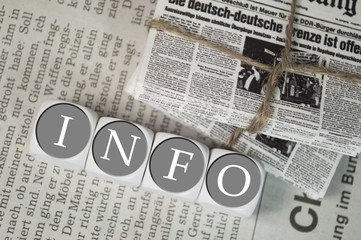 INFO mit Würfeln und Zeitung