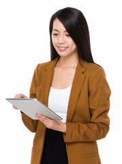 Businesswoman use of tablet