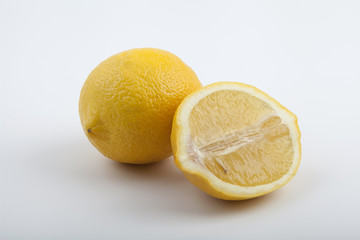 limon y medio abierto sobre fondo blanco