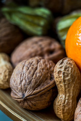 Schale mit Walnuss, Erdnuss und Mandarine