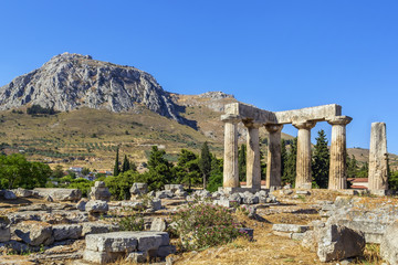 Fototapeta na wymiar Temple of Apollo in ancient Corinth, Greece