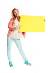 Junge flippige Frau mit gelben Schild