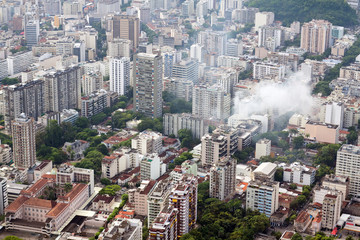 Obraz premium smoke over residential area of Rio de Janeiro