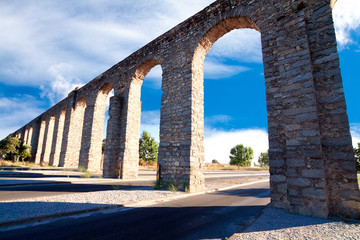 Fototapeta na wymiar Ancient aqueduct in Evora, Portugal