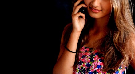 Fototapeta premium Parlare al telefono- sfondo