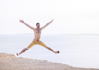 Obraz premium cheerful handsome guy in shorts jumping