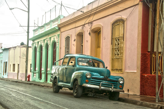 Grüner Oldtimer in Kuba