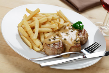Schweinefiletmedaillons mit Pfeffersauce, Pommes frites