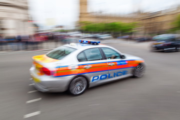 Fototapeta na wymiar Polizeiwagen in London in Bewegungsunschärfe