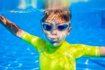 Fototapeta premium Underwater boy