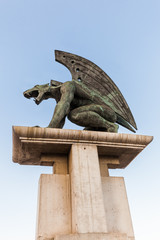 Bronzeskulptur auf einem Brückenpfeiler in Valencia, Spanien