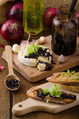 Toasted bread with brie cheese and caramelized onions
