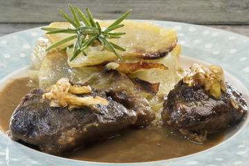 Pork cheeks in gravy with caramelized leeks and welsh onion cake