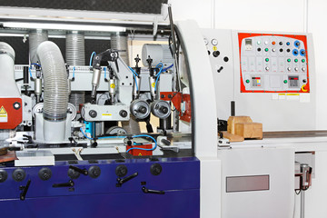 Wood moulder machine