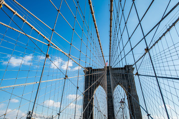 Naklejka premium Most Brooklyński w Nowym Jorku w jasny letni dzień