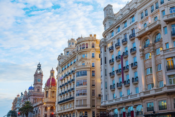 Fototapeta na wymiar historische Häuser an der Plaza Ayuntamiento in Valencia