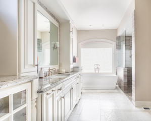 Fototapeta na wymiar Beautiful master bathroom in new luxury home