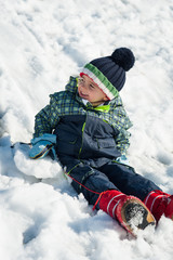 Fototapeta na wymiar Young kid having fun in the snow.