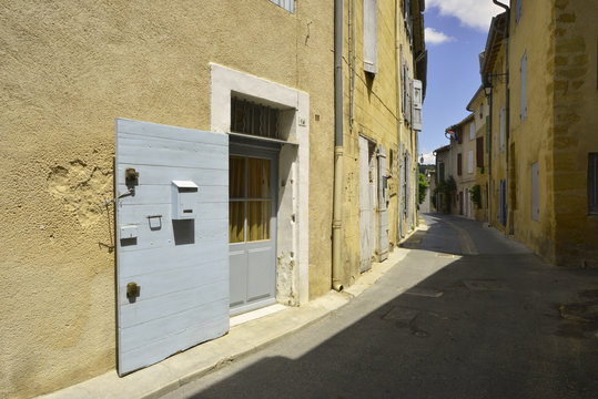 Fototapeta Ruelle de Cadenet (84160), département du Vaucluse en région Provence-Alpes-Côte d’Azur, France