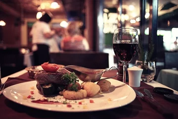 Rolgordijnen eten in het restaurant, tafel, achtergrond © kichigin19