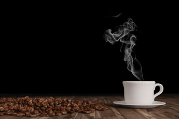 Frischer Kaffee dampft aus einer Tasse