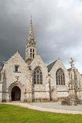 Fototapeta na wymiar Eglise Saint Fiacre sous ciel couvert, Guengat, Finistère