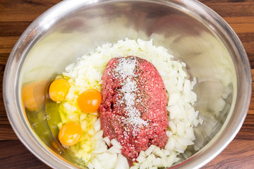 Hackfleisch mit Zwiebeln und Ei III