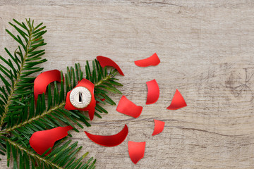 Kaputte Weihnachskugel auf Holz