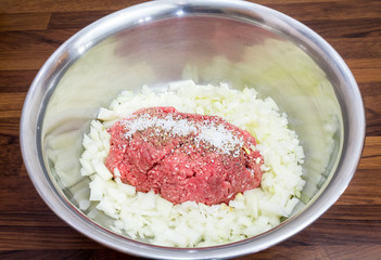 Hackfleisch mit Zwiebeln I