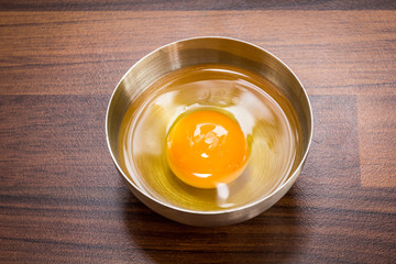 Ein aufgeschlagenes Ei - Zutat vieler Speisen