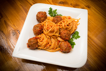 Spaghetti con polpette di manzo e sugo