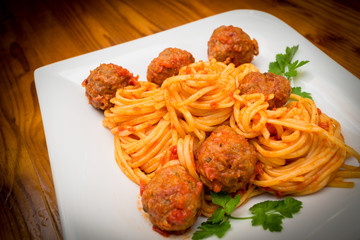Spaghetti con polpette di manzo e sugo