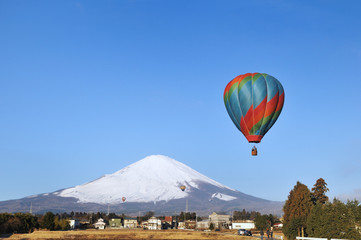 Fototapeta na wymiar 富士山と熱気球