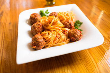 Spaghetti con polpette di manzo e sugo